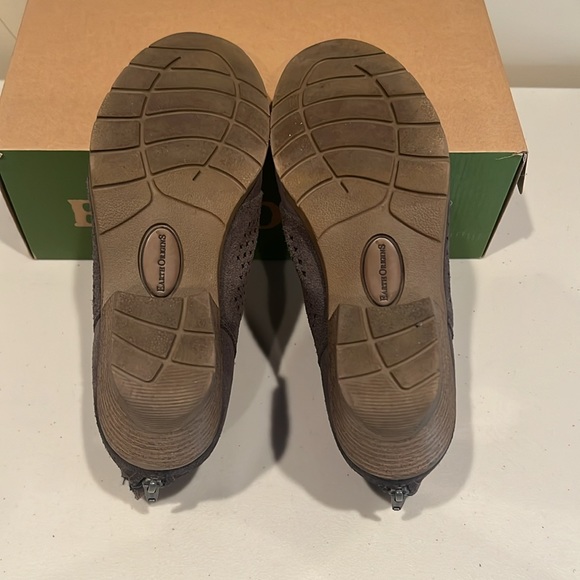 Earth, gray suede, leather booty, 9.5 WIDE - Picture 4 of 7